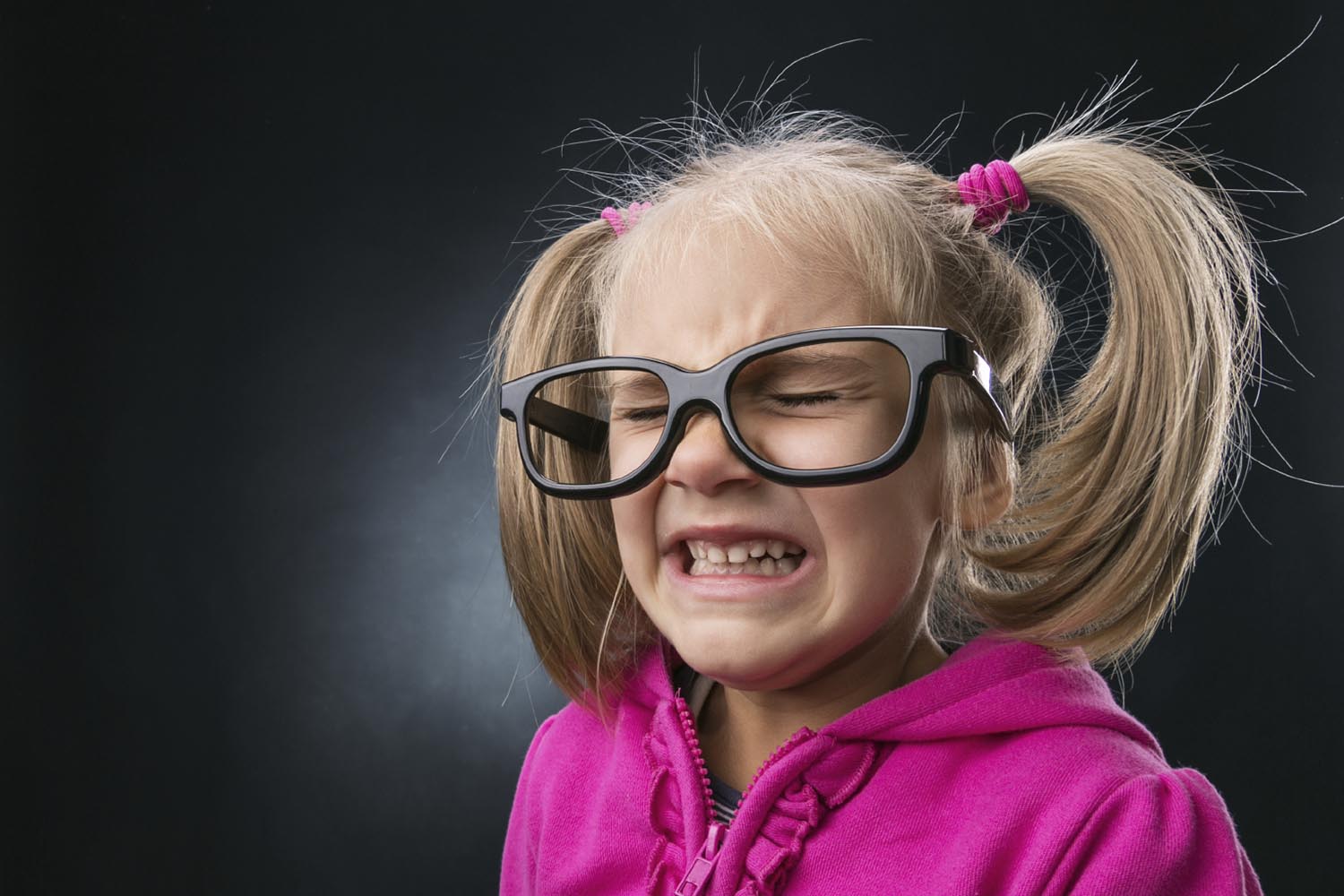 Niña asustada en grandes divertidos espectáculos