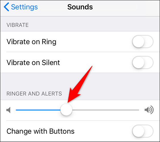 Arrastrar "timbre y alertas" control deslizante para cambiar el volumen de la alarma en el iPhone.