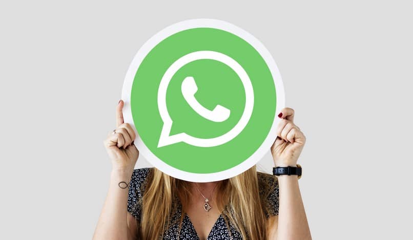 sosteniendo la insignia de whatsapp