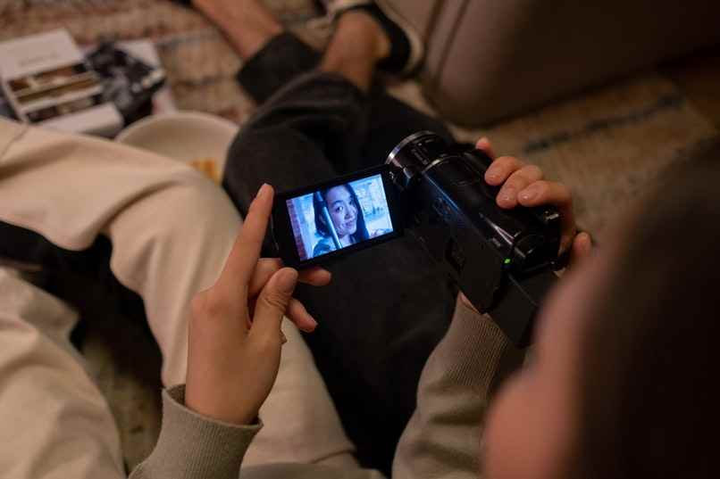 persona viendo video en camara