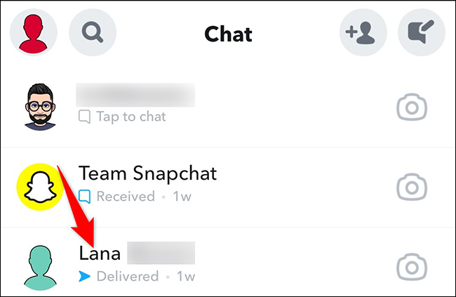 Toque y mantenga presionado el nombre de un amigo en "Chat" pantalla en Snapchat.
