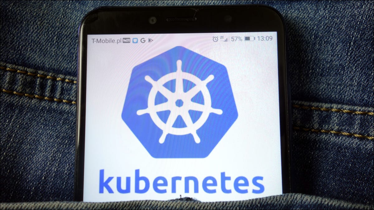 Foto del logotipo de Kubernetes en un teléfono inteligente
