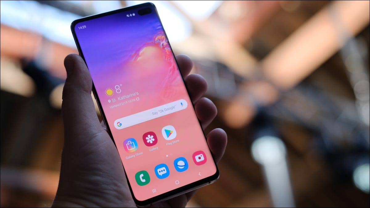 Persona con un teléfono inteligente Samsung Android en la mano