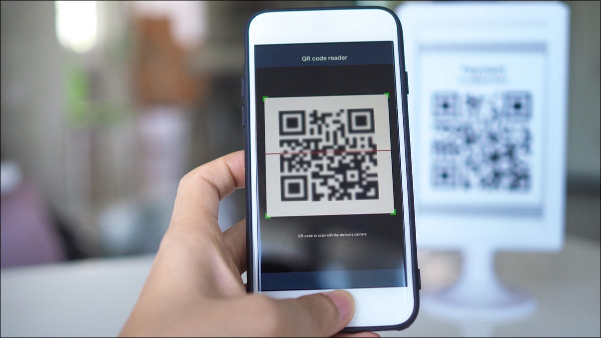 Foto de escanear un código QR con un teléfono inteligente