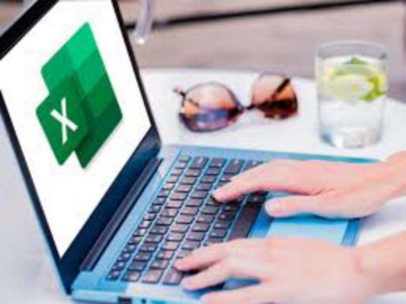 Excel abierto en la computadora portátil 