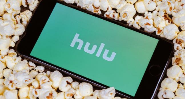Hulu en un teléfono rodeado de palomitas de maíz