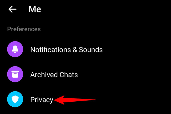 Tocar "Privacidad" en el "Yo" pantalla en Messenger.
