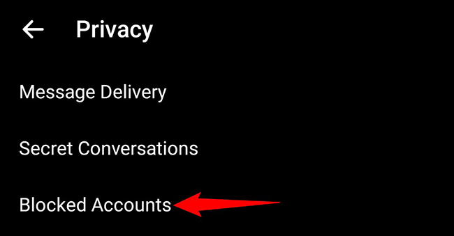 Tocar "cuentas bloqueadas" en el "Privacidad" pantalla en Messenger.