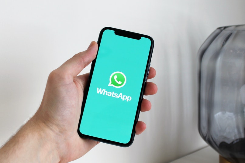 Móvil Android con Whatsapp