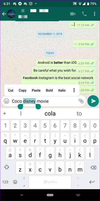Toca el icono de los tres puntos para ver otras opciones.  En iPhone, toque y mantenga presionado el texto y seleccione la opción que dice BIU.  Luego elija la opción de formato negrita, cursiva, tachado y monoespaciado.