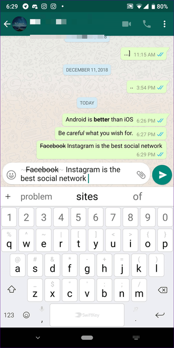 Para agregar una línea a su mensaje, coloque una tilde (~) a cada lado de la(s) palabra(s).  Digamos que quieres escribir que Instagram es la mejor red social cortando Facebook.  Debes ingresar un texto como este ~Facebook~Instagram es la mejor red social.