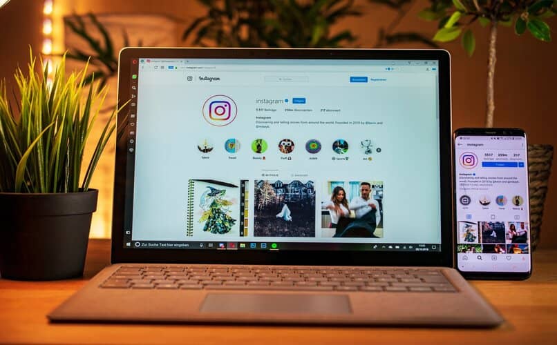 portal web de instagram a través de una computadora portátil