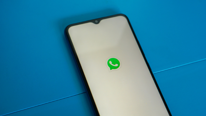 teléfono móvil con el logo de whatsapp en un fondo azul