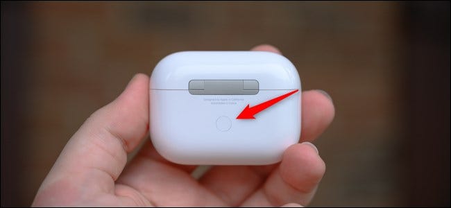 Parte posterior de la caja Apple AirPods Pro con botón de emparejamiento
