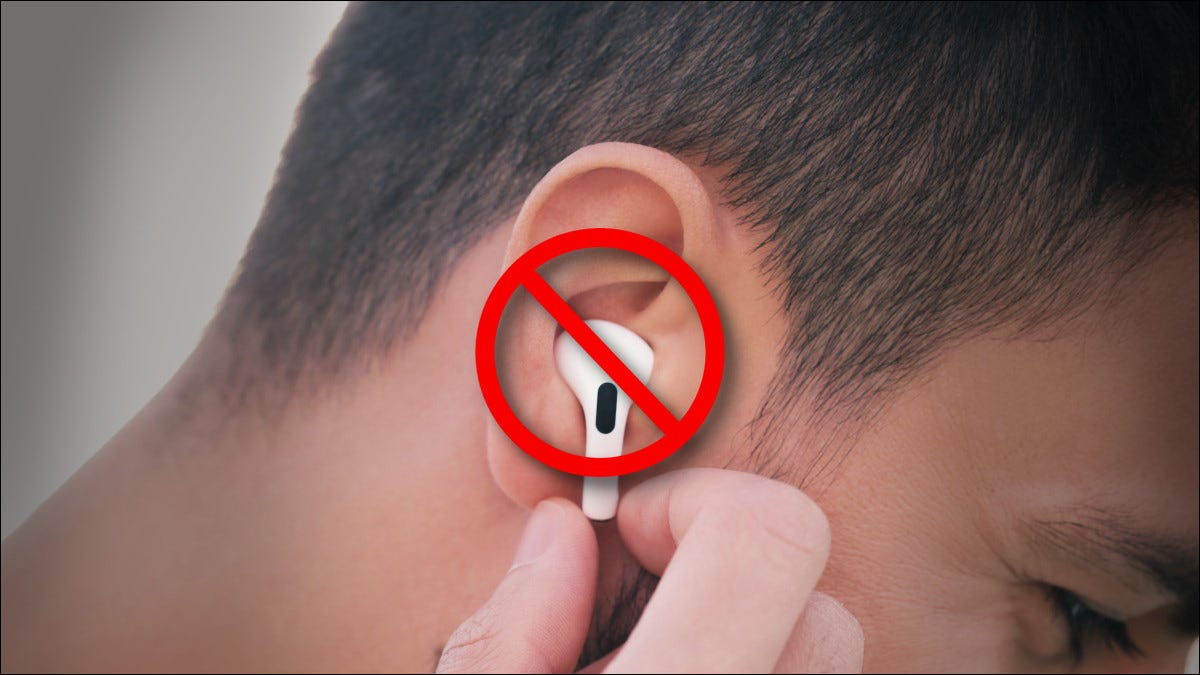 Persona que sostiene un Airpod de Apple con un rasguño en una oreja.