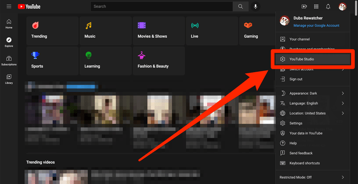 La página de inicio de YouTube, con la opción YouTube Studio resaltada.