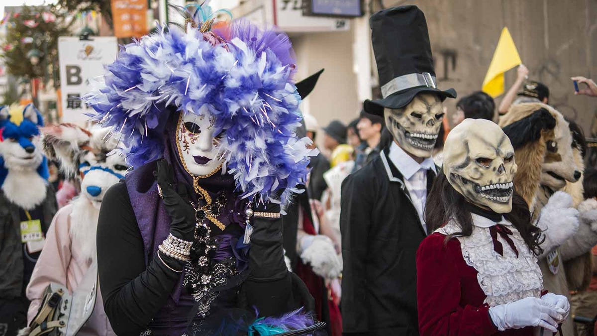 Personas en Japón celebrando Halloween con desfile de disfraces