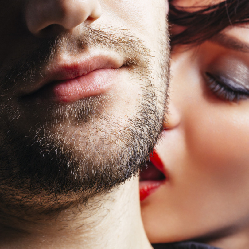 ¿Cómo saber si un hombre se está excitando cuando lo besas?