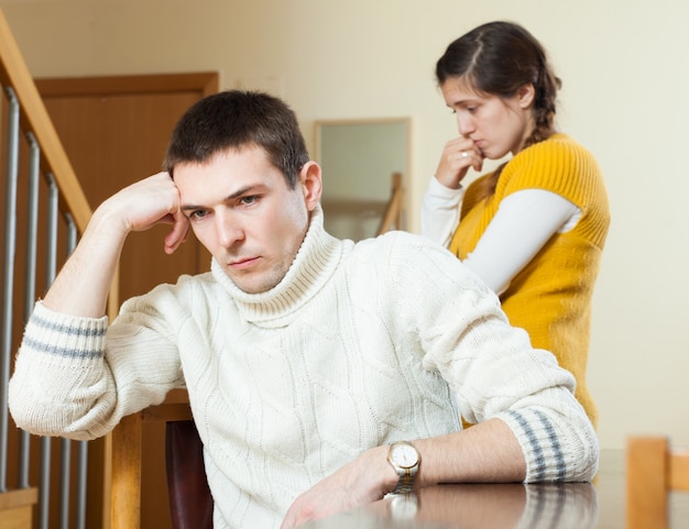 Descubre las posibles causas del enojo excesivo de tu esposo y cómo abordarlas