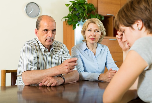 Descubre cómo el divorcio impacta en los hijos mayores y qué sucede con la casa familiar