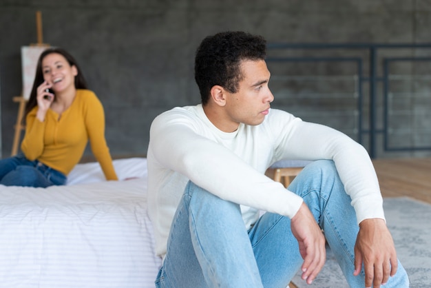 Descubre cómo la infidelidad puede destrozar tu salud mental y emocional